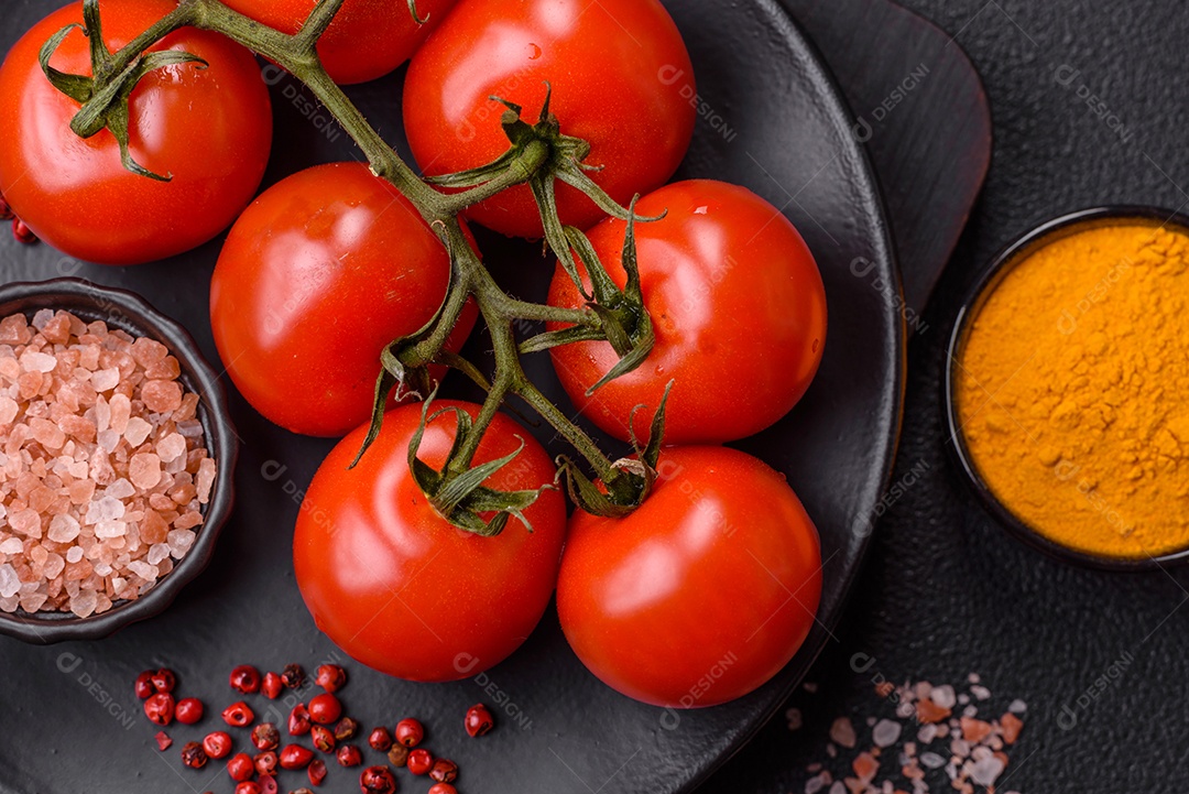 Tomates e temperos sobre uma tábua de madeira