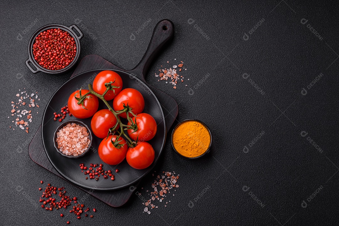 Frigideira com temperos e tomates dentro