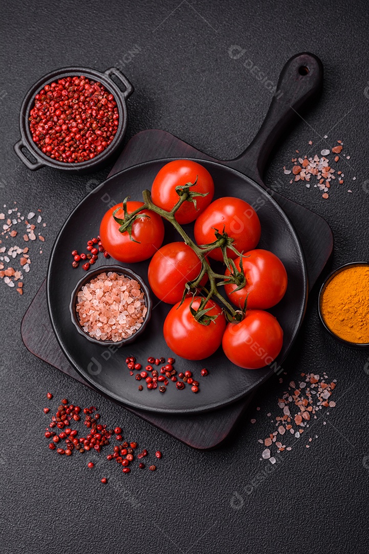 Frigideira com temperos e tomates dentro