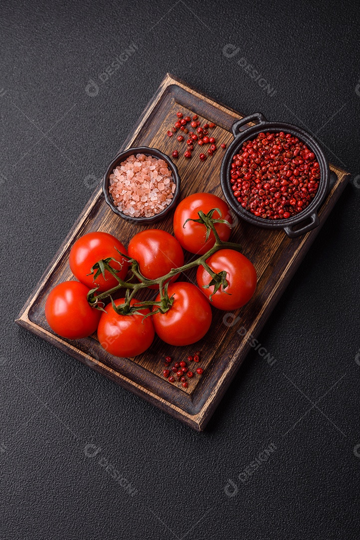 Tábua com tomates e temperos