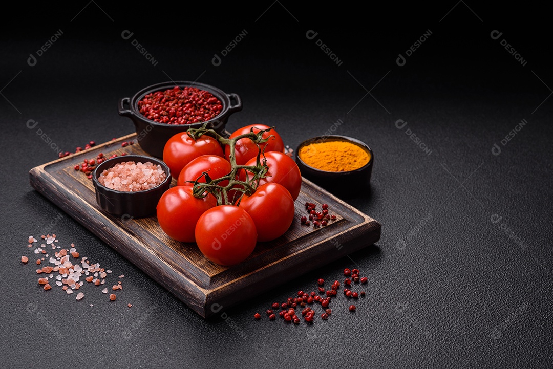 Tábua com tomates e temperos