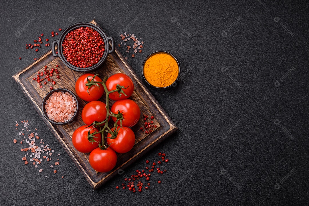 Tábua com tomates e temperos