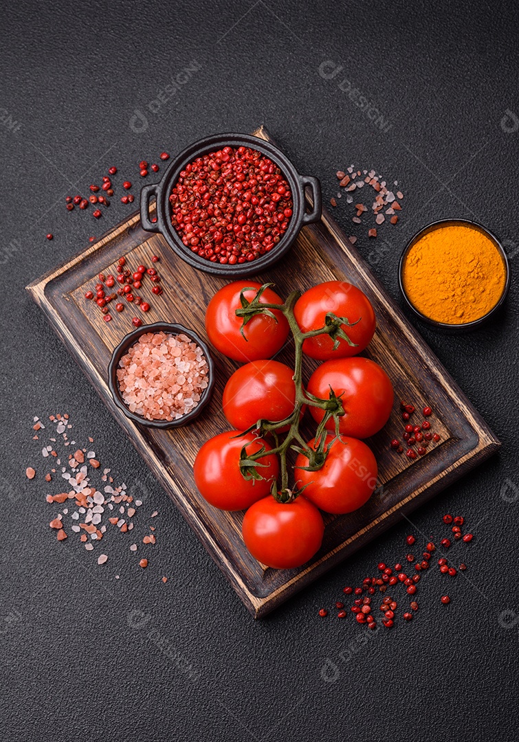 Tábua com tomates e temperos
