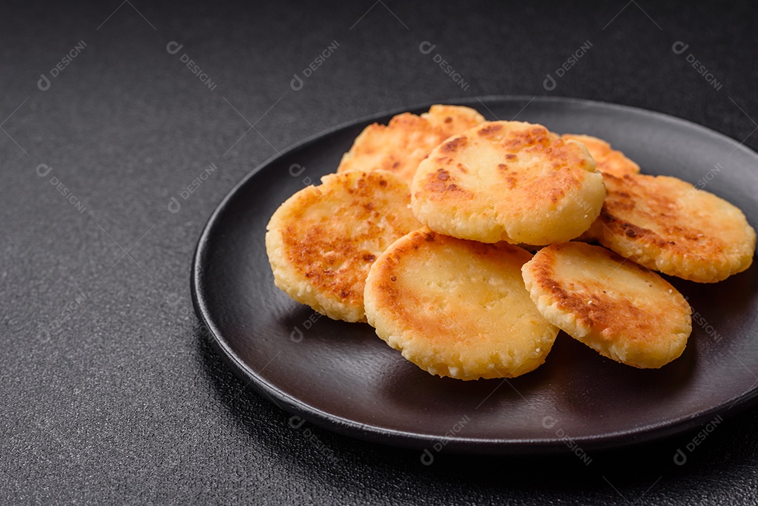 Panquecas de queijo doce deliciosas sobre prato de cerâmica