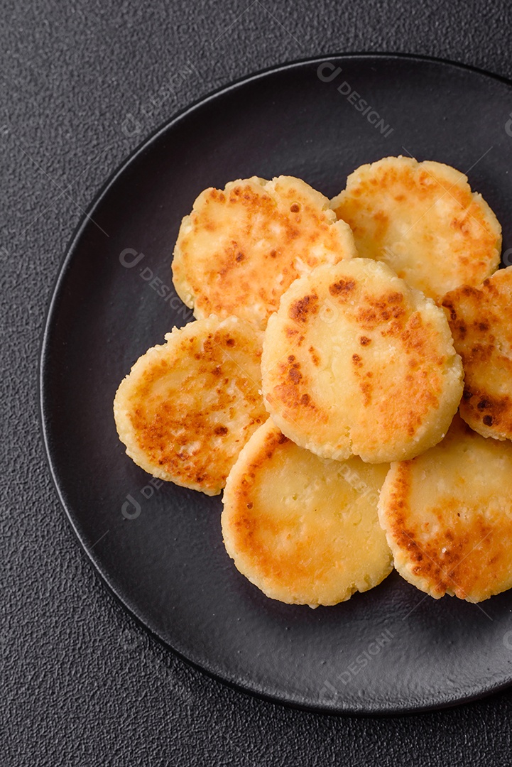 Panqueca de queijo doce sobre prato de cerâmica