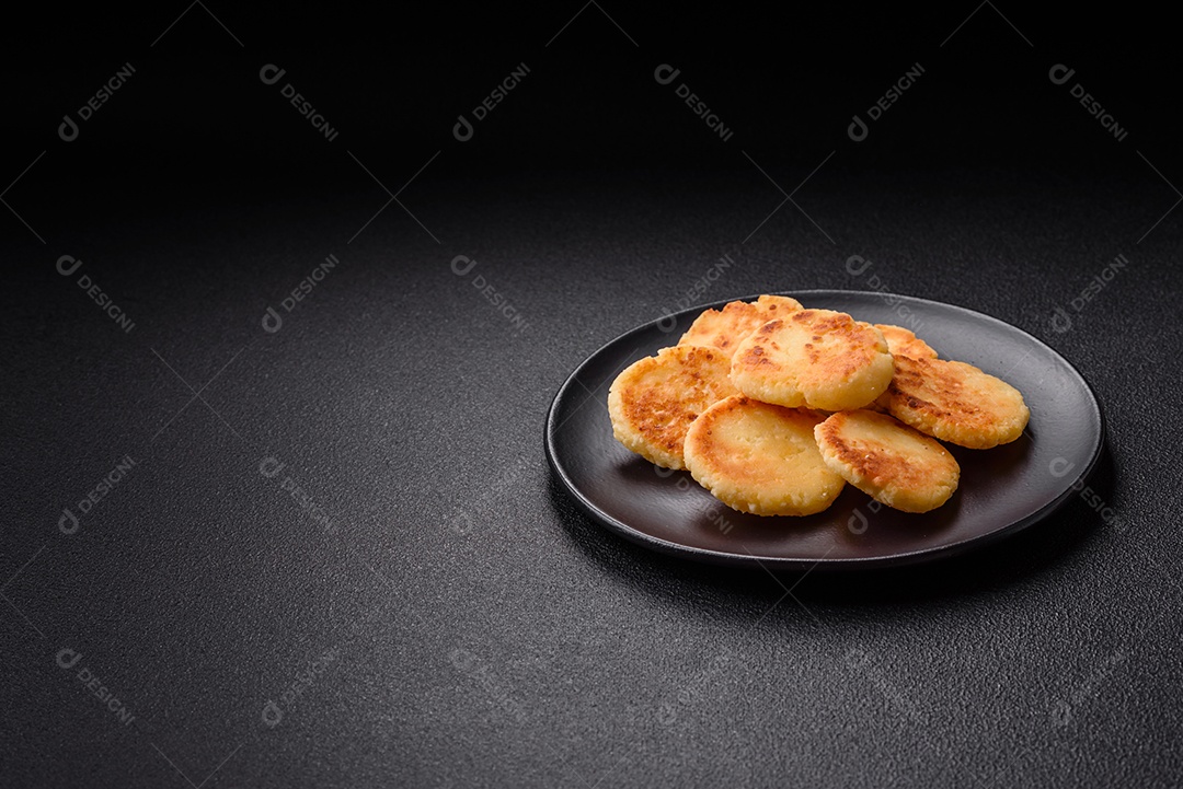 Panquecas de queijo doce deliciosas sobre prato de cerâmica