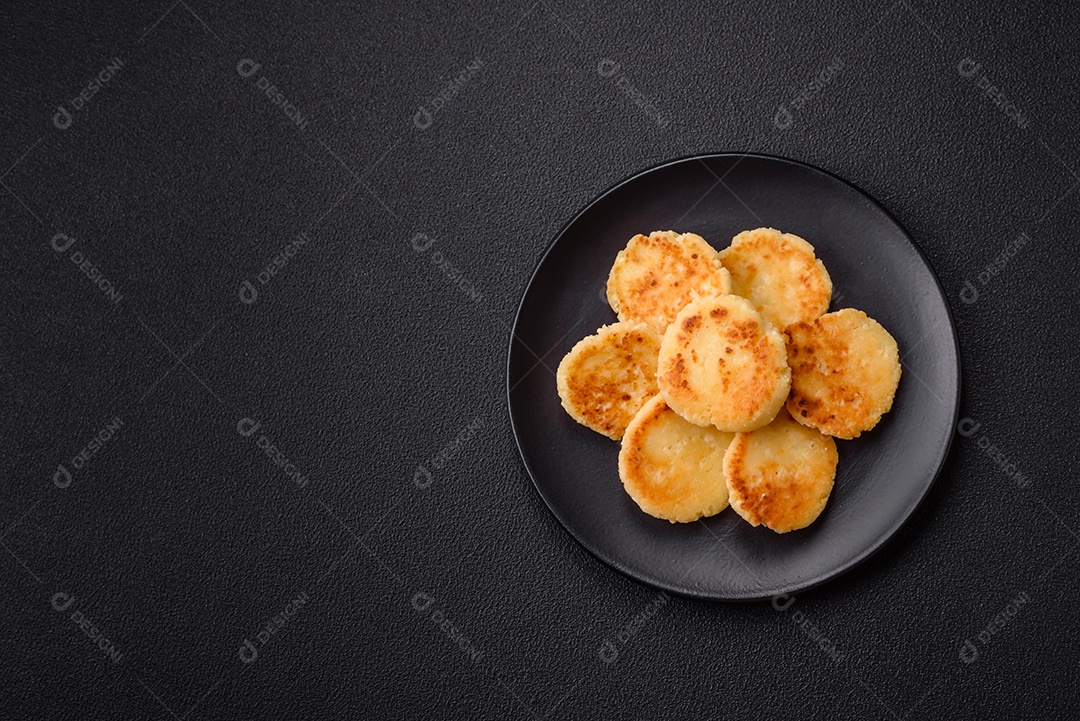 Panquecas de queijo doce deliciosas sobre prato de cerâmica