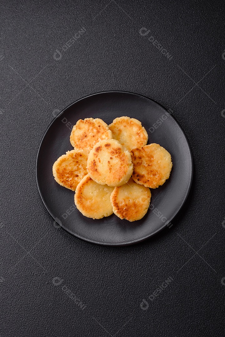 Panquecas de queijo doce deliciosas sobre prato de cerâmica