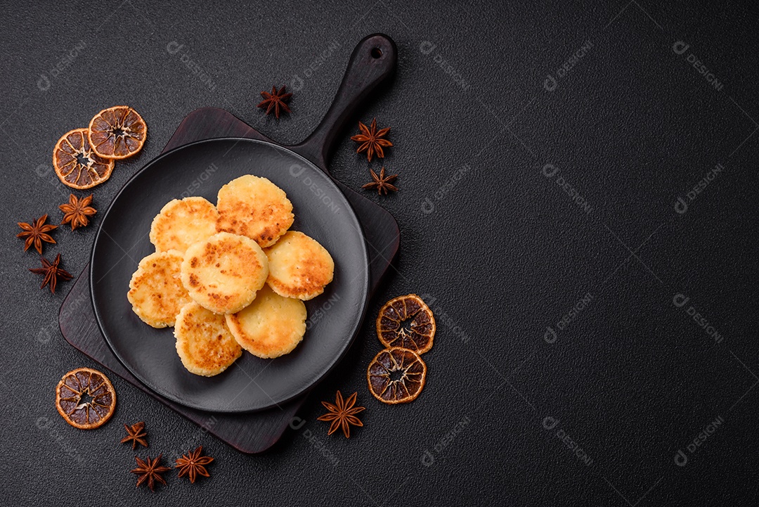 Panquecas de queijo doce deliciosas sobre prato de cerâmica