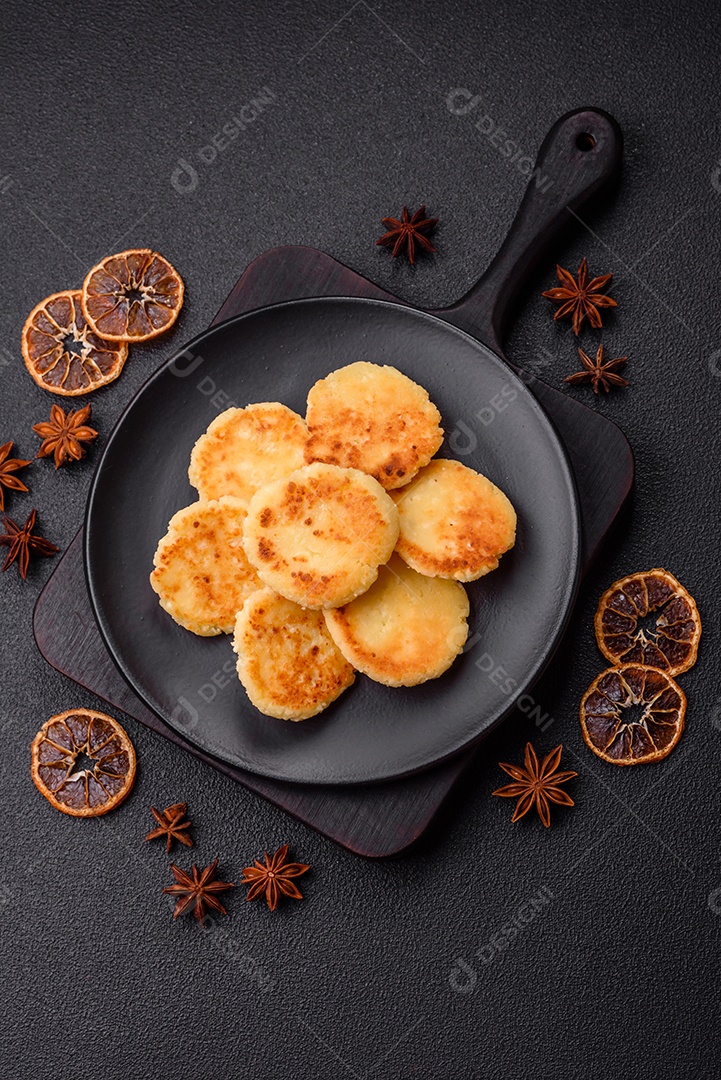 Panqueca de queijo doce sobre prato de cerâmica