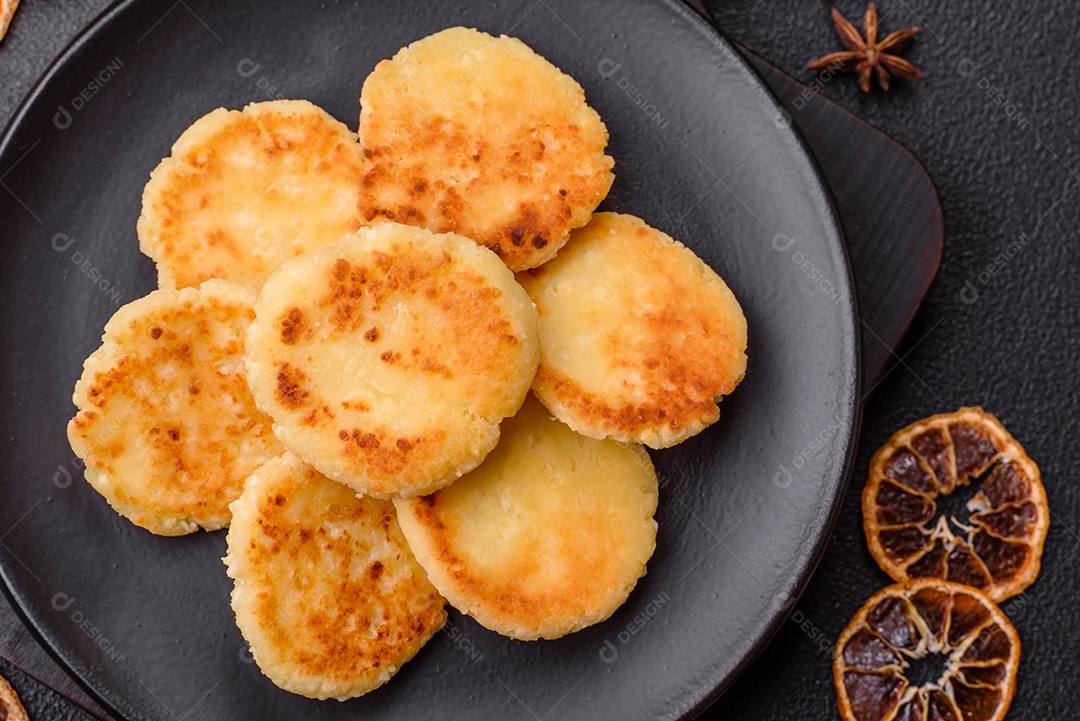 Panquecas de queijo doce deliciosas sobre prato de cerâmica