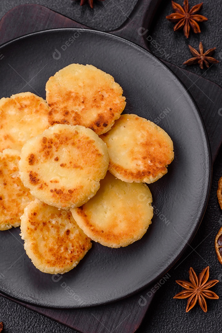 Panquecas de queijo doce deliciosas sobre prato de cerâmica