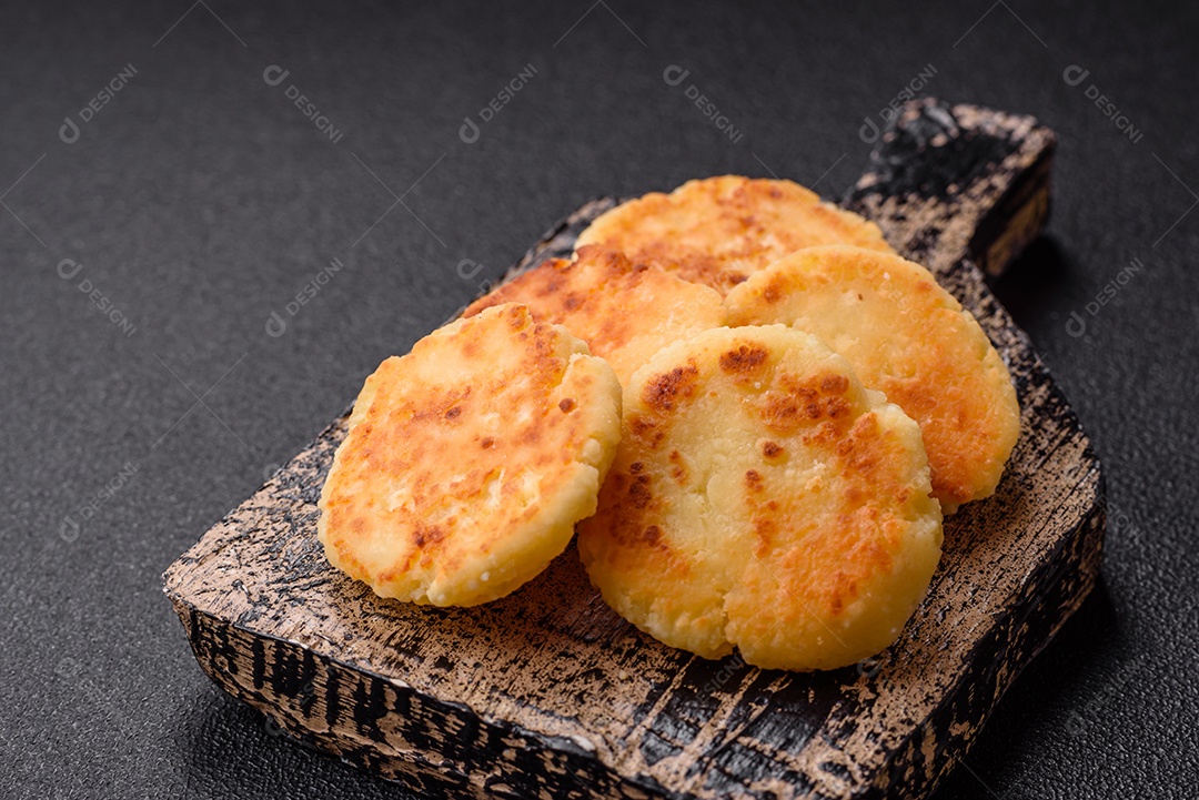 Panquecas de queijo doce deliciosas sobre tábua de madeira
