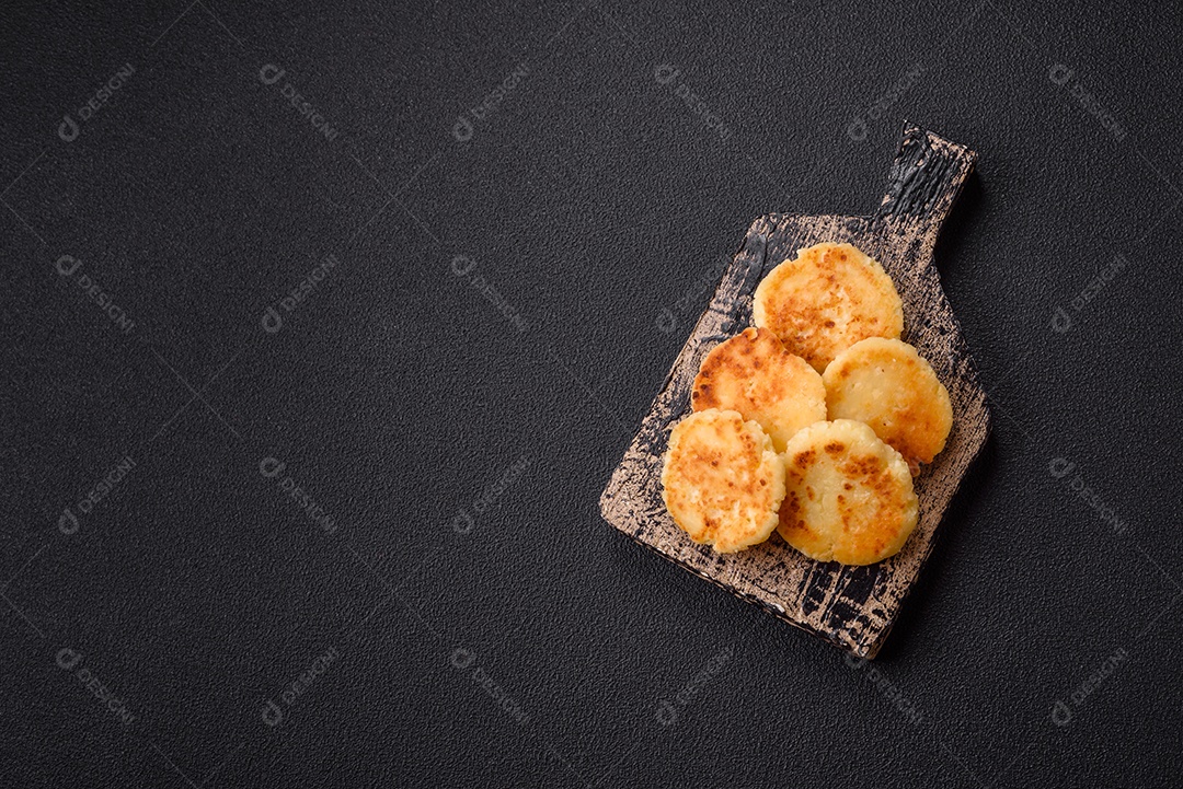 Minis panquecas de queijo doce deliciosas sobre tábua de madeira