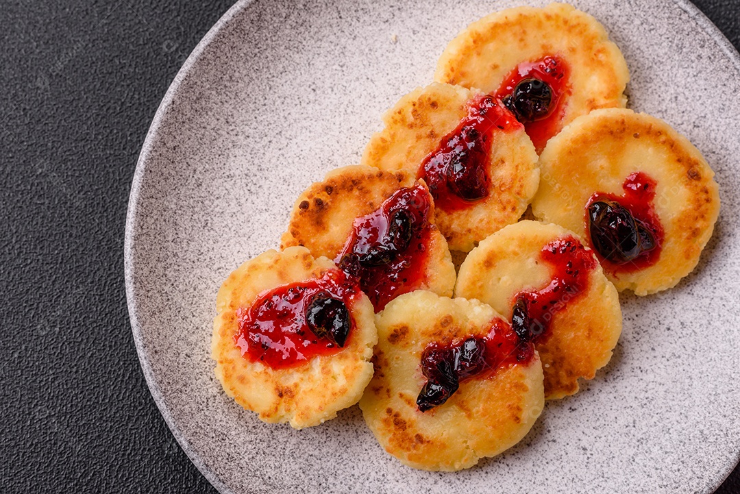 Deliciosas panquecas de queijo doce com passas e canelas
