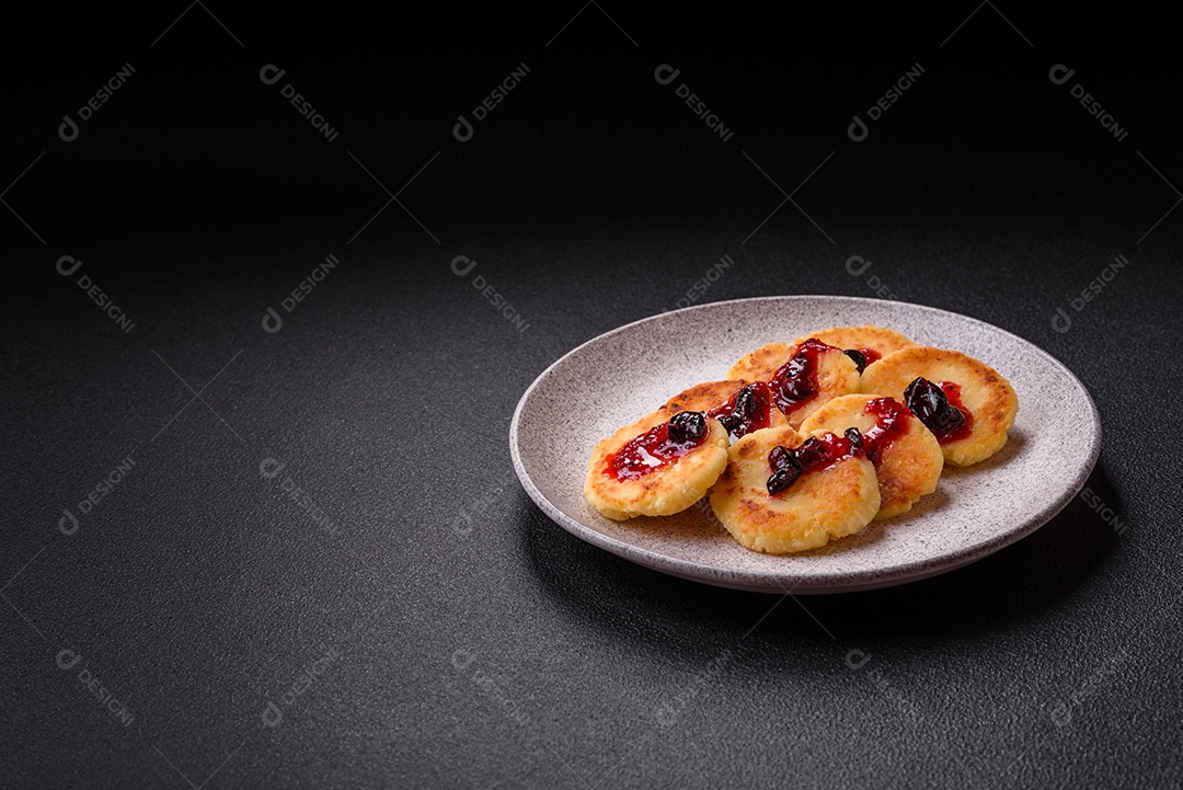 Panquecas de queijo doce fresco com passas e canela num prato de cerâmica