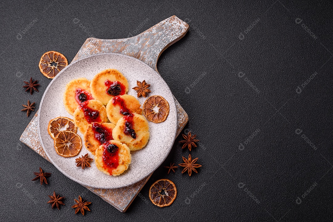 Panquecas de queijo doce fresco com passas e canela num prato de cerâmica