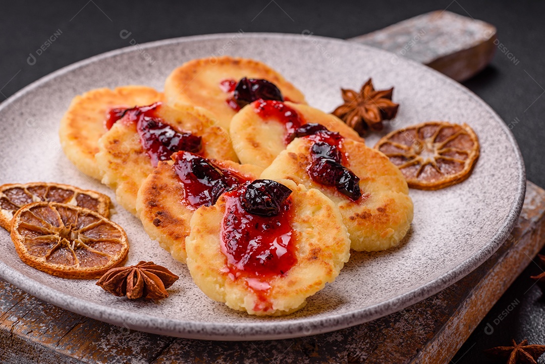 Panquecas de queijo doce fresco com passas e canela num prato de cerâmica