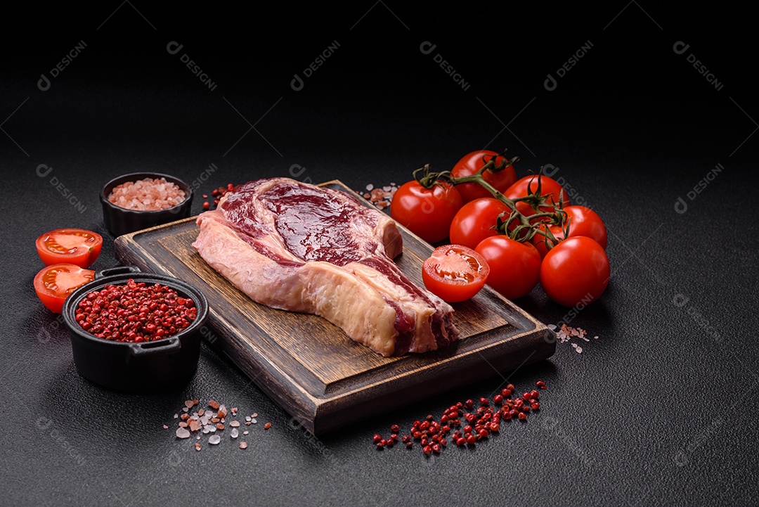 Carne fresca com tomates e temperos