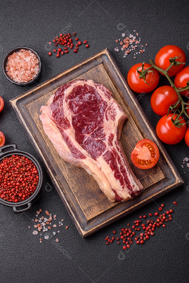 Carne crua fresca sobre tábua de madeira