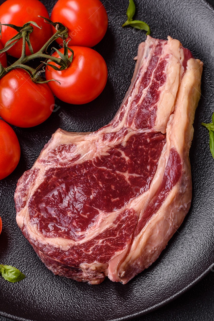 Pedaço de bife cru com guarnições