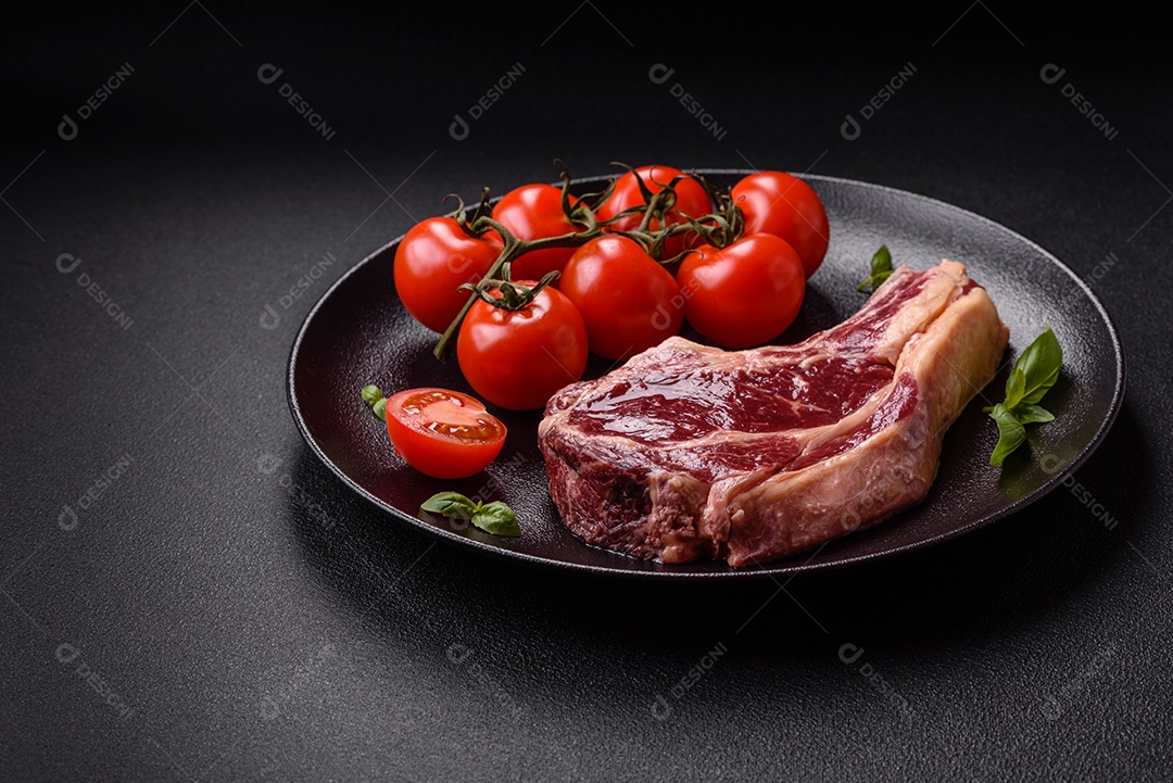 Pedaço de bife cru com tomates no prato