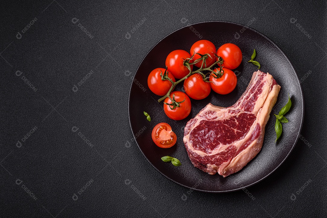 Pedaço de bife cru com tomates no prato