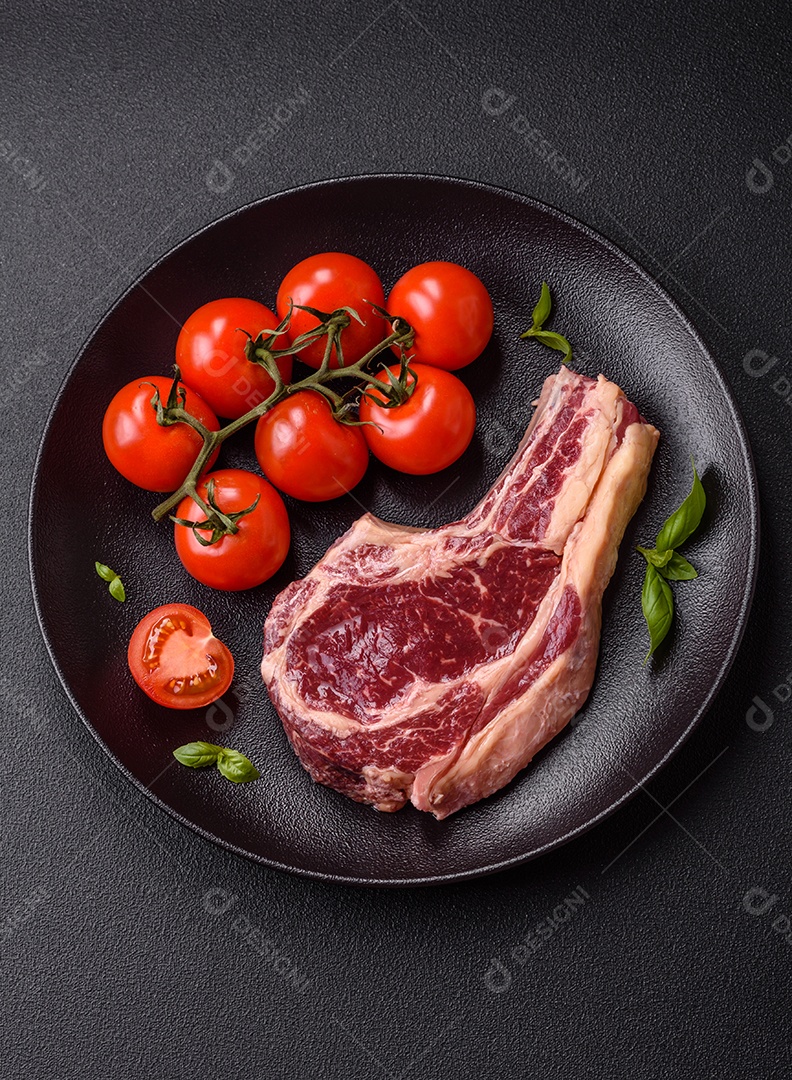 Pedaço de bife cru com guarnições