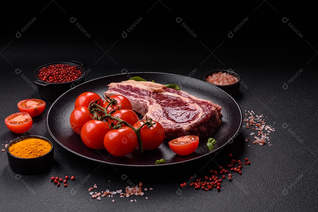 Pedaço de bife cru com guarnições