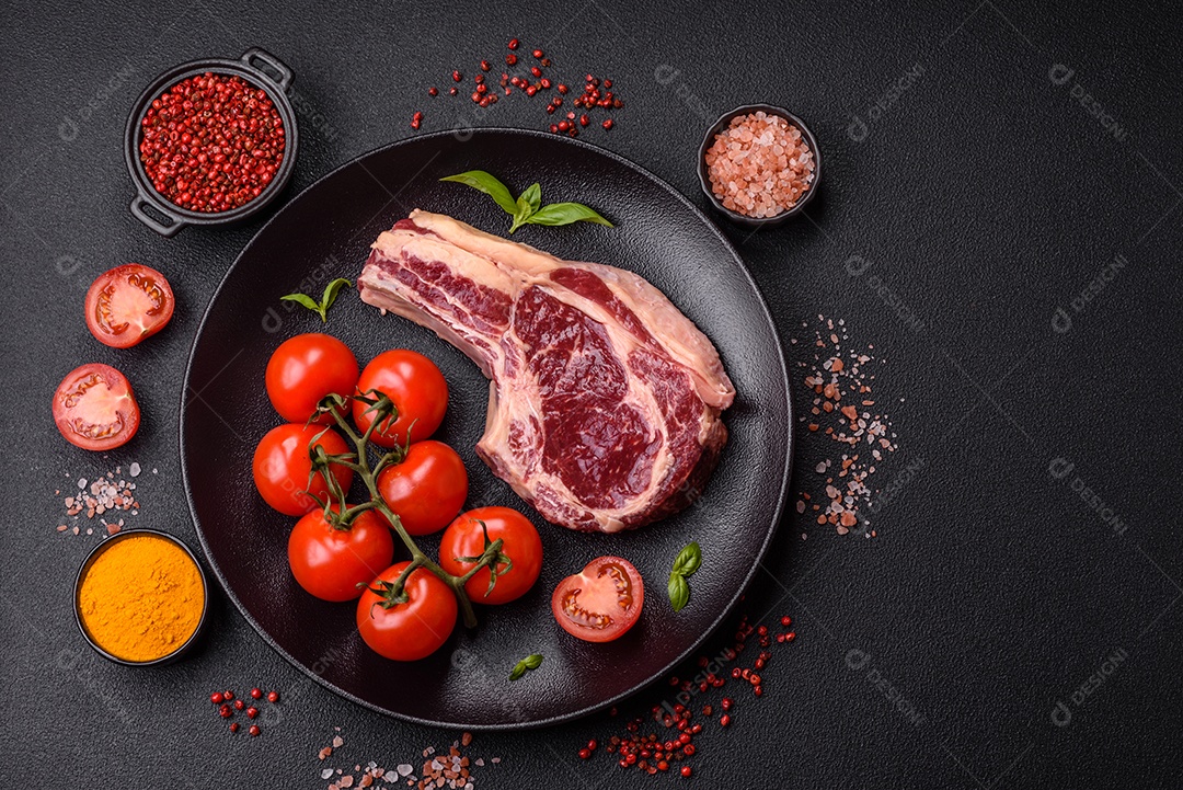 Pedaço de bife cru com guarnições