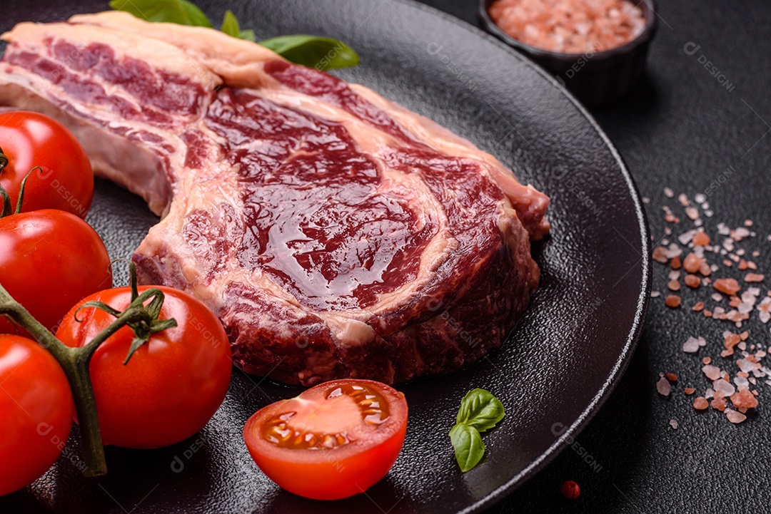 Pedaço de bife cru com guarnições