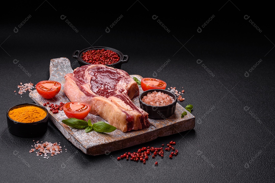 Bife de carne com temperos sobre uma tábua