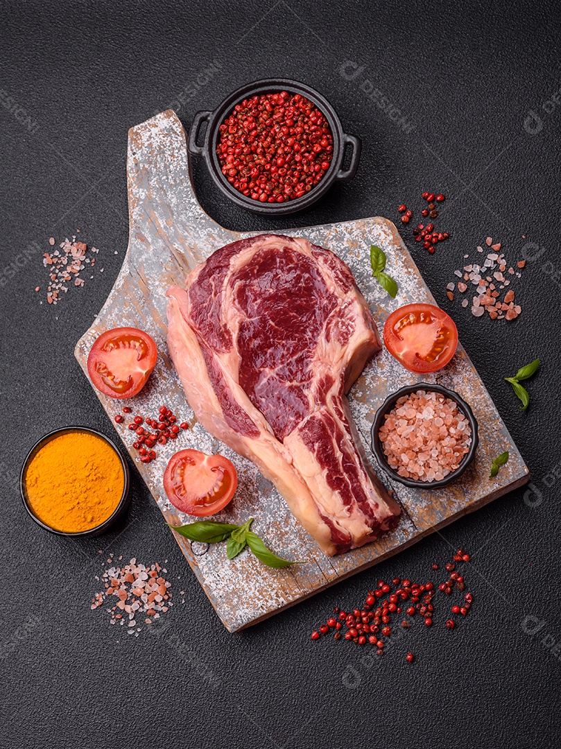 Bife de carne com temperos sobre uma tábua