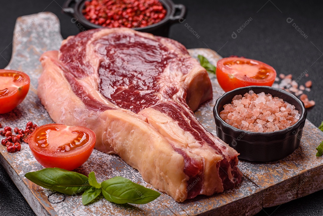 Bife de carne com temperos sobre uma tábua