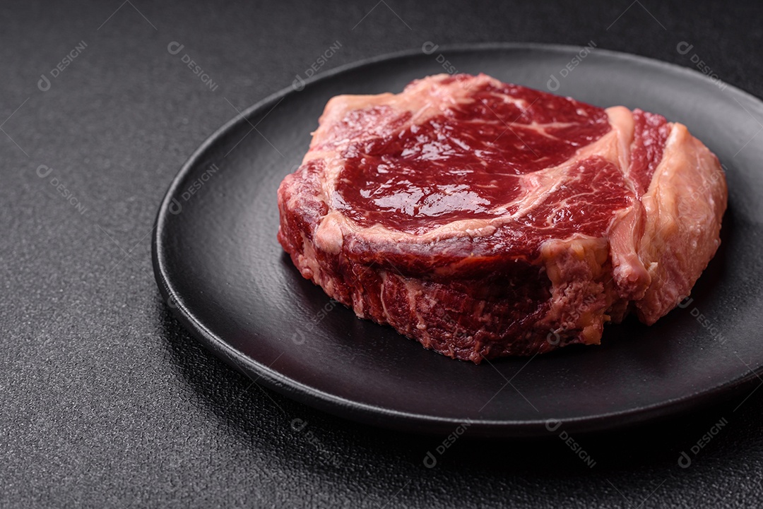 Bife de carne crua fresco
