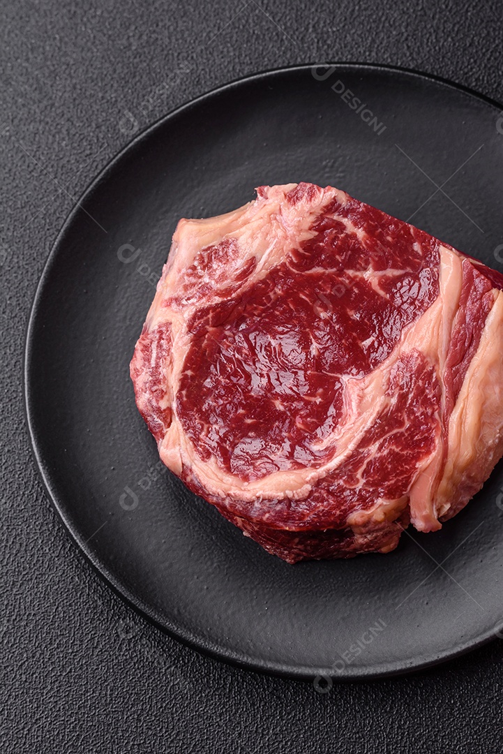 Carne fresca sobre prato preto