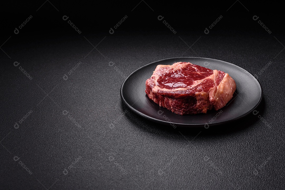 Bife de carne cru fresco
