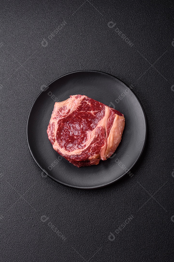 Bife de carne cru fresco