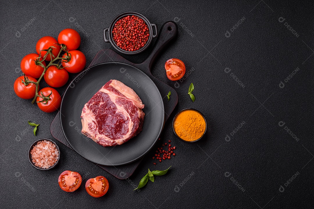 Bife fresco e cru com sal com temperos para comida