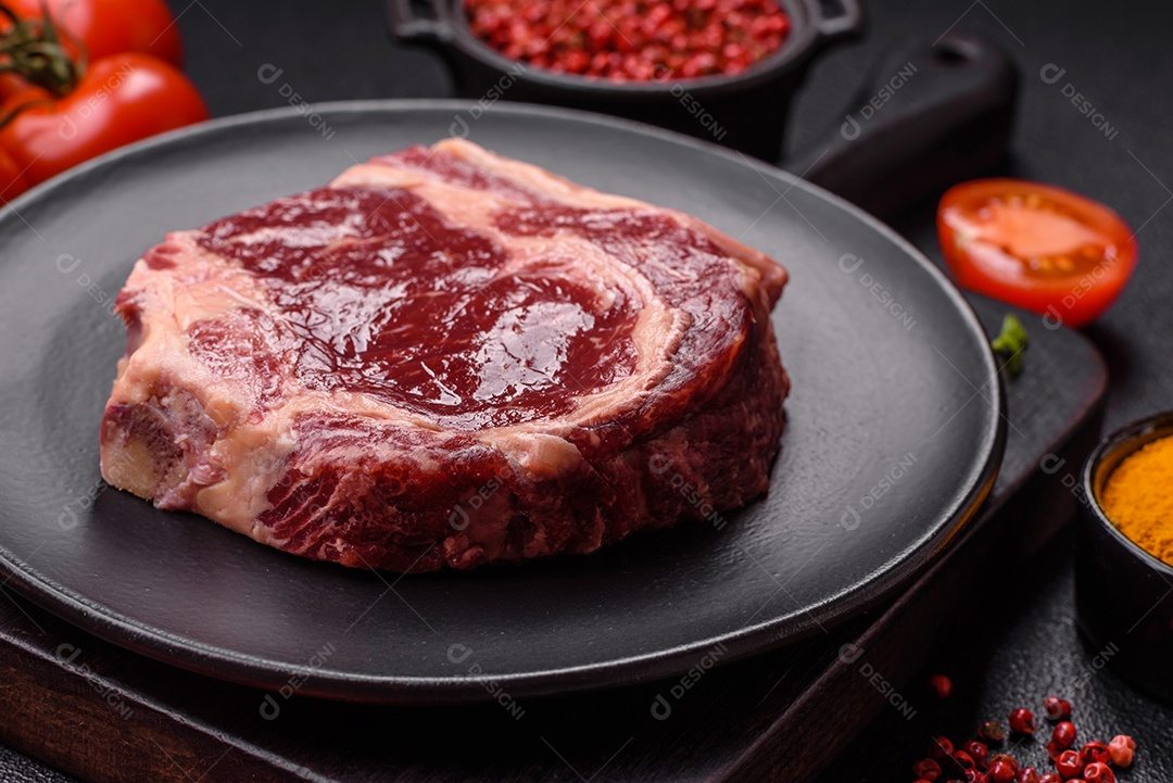 Bife fresco e cru com sal