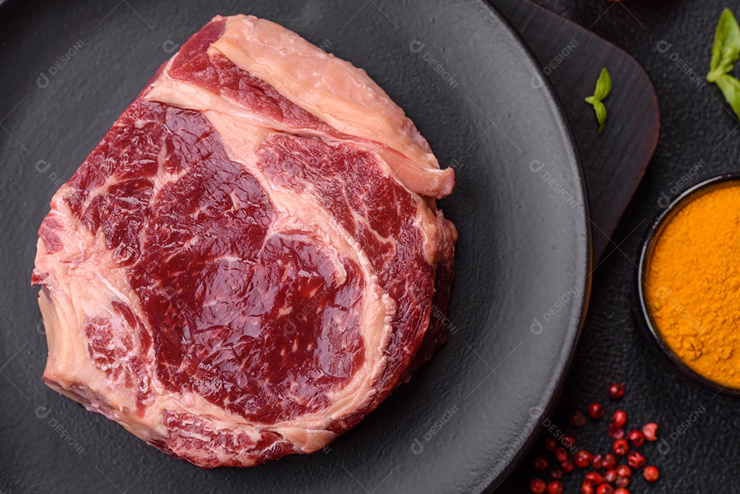 Bife fresco e cru com sal