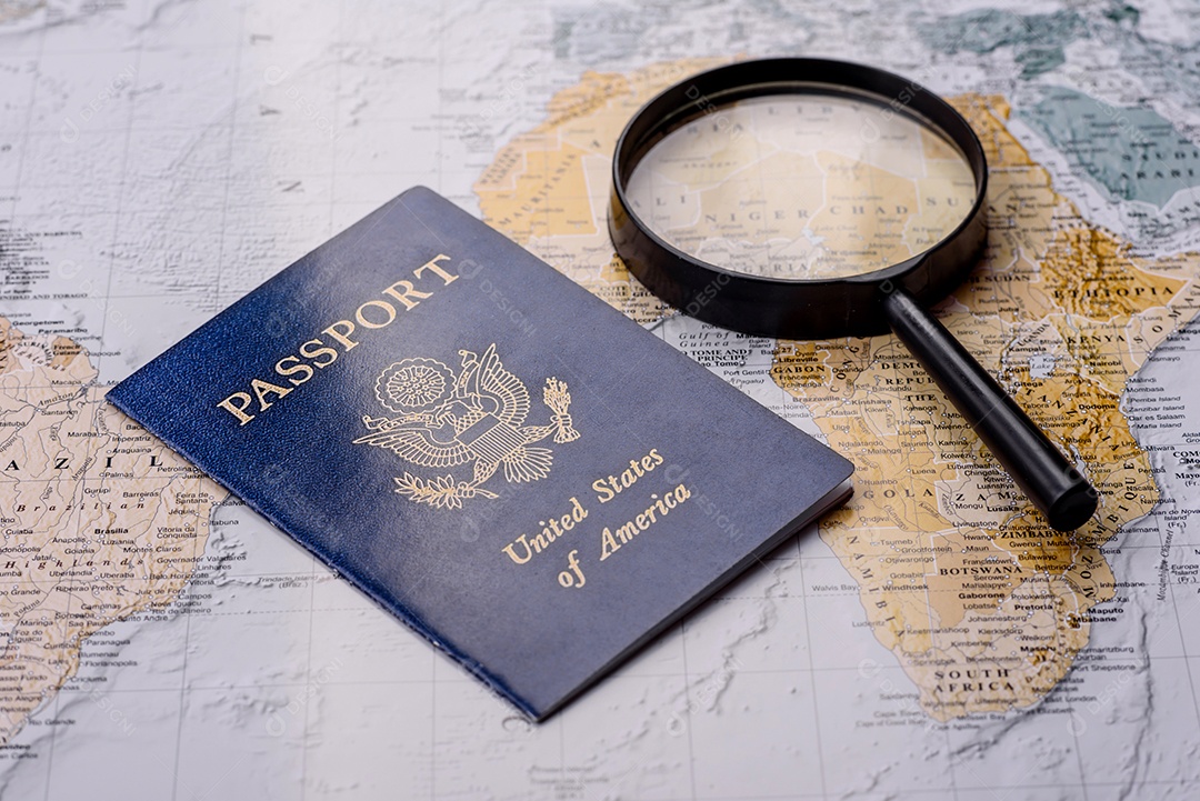 Passaporte lupa sobre uma mesa mapa