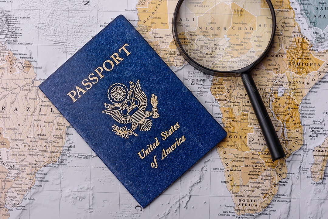 Passaporte lupa sobre uma mesa mapa