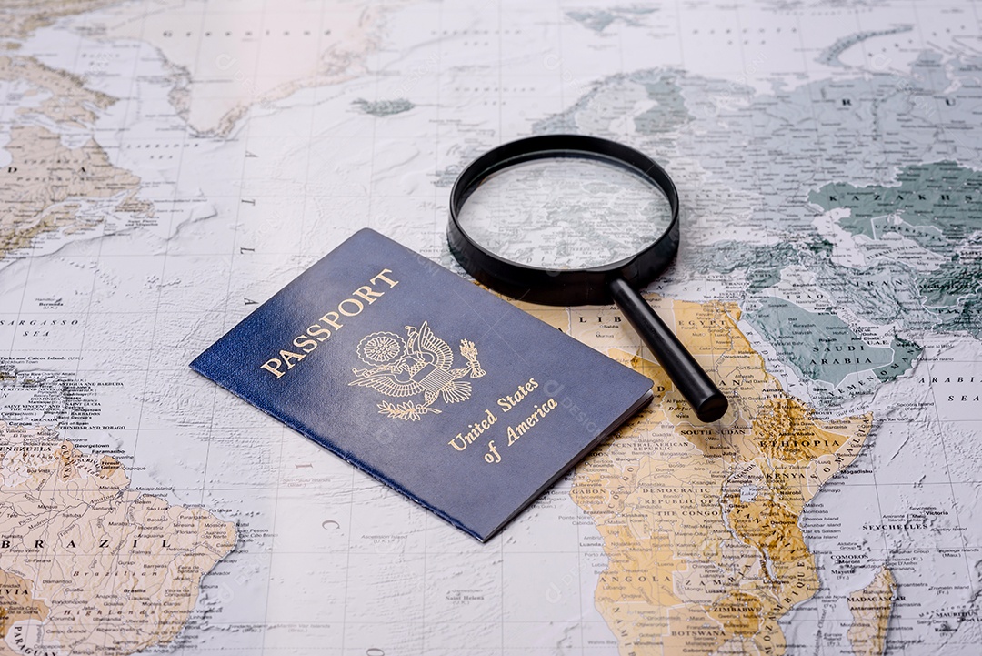 Passaporte lupa sobre uma mesa mapa