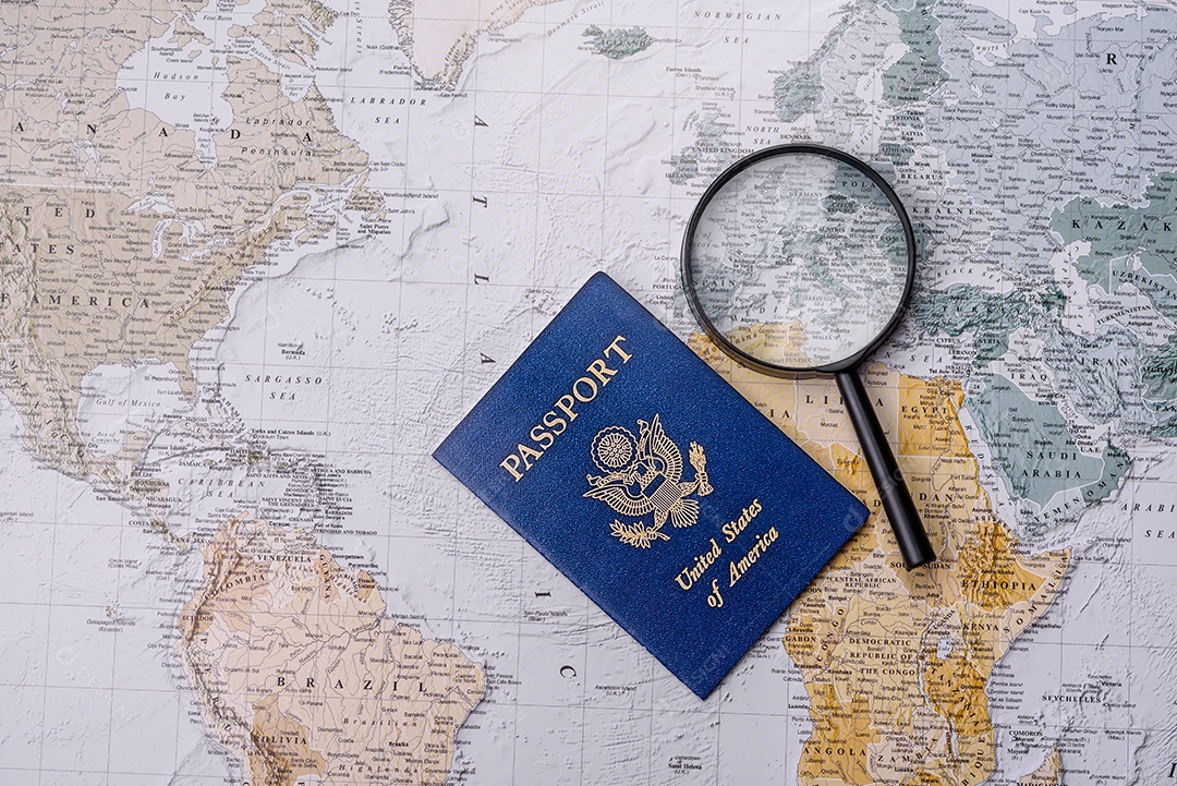 Passaporte lupa sobre uma mesa mapa