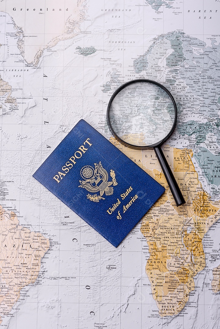 Passaporte lupa sobre uma mesa mapa
