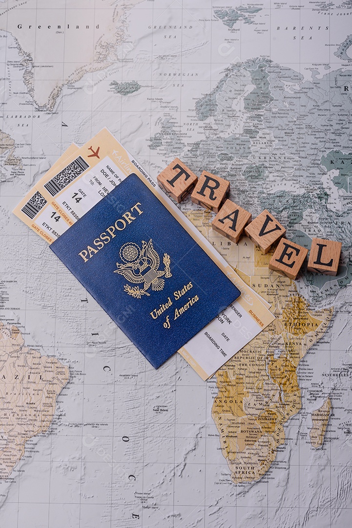 Passaporte lupa sobre uma mesa mapa