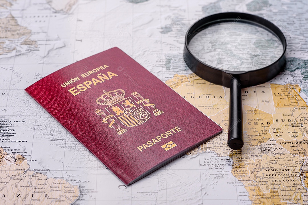 Passaporte lupa sobre uma mesa mapa