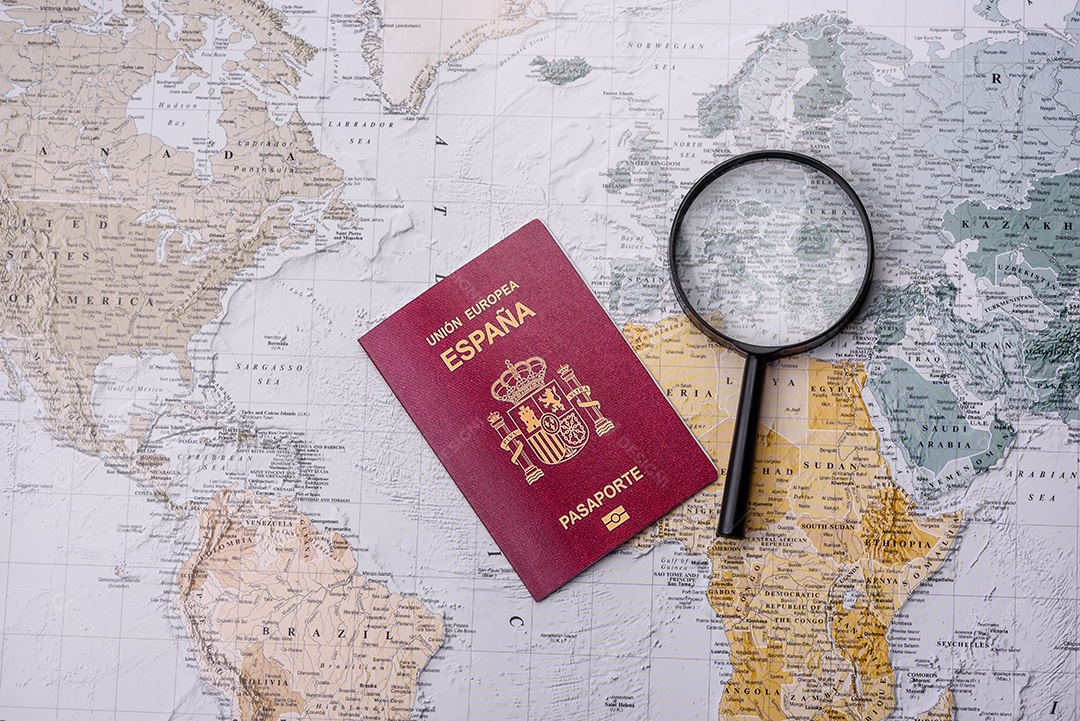 Passaporte lupa sobre uma mesa mapa