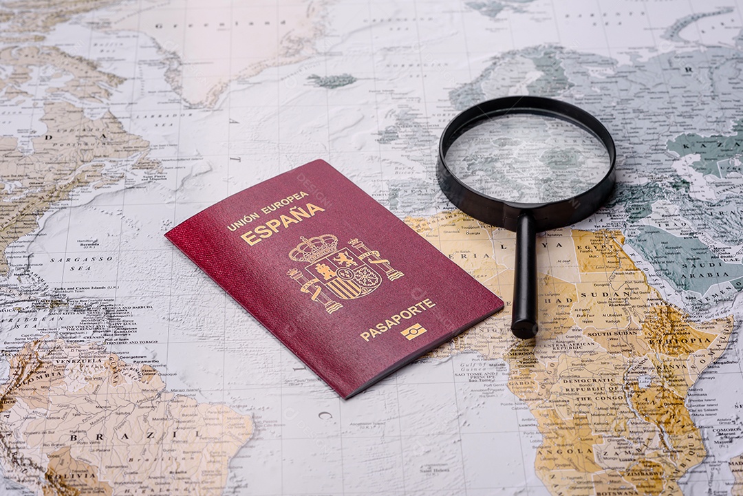Passaporte lupa sobre uma mesa mapa